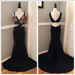 NEW VIENNA SZ 4 BLACK FLORAL BEADED CUT OUT FORMAL EVENING GOWN